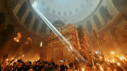 Благодатный огонь сошел в храме Гроба Господня в Иерусалиме