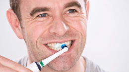 Залог свежего дыхания: почему важно чистить язык ежедневно