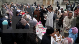 В Сретенском монастыре Москвы освятили куличи прихожан