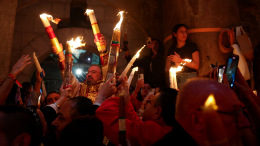 Тысячи прихожан в Иерусалиме зажгли свечи во время схождения Благодатного огня