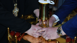 В Москву доставили Благодатный огонь из Иерусалима