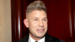 «Скользкий момент»: Митя Фомин упал со сцены во время концерта