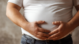 «Главный враг — дыхание»: названы причины выпирающего живота у стройных людей