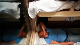 «Только с разрешения соседей»: можно ли спускаться с верхних полок в поездах