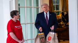 Щедрые чаевые и обед из фастфуда: бабушка-курьер покорила Дональда Трампа