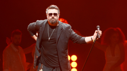 «По-моему, он болен»: Алексея Чумакова захейтили за танцы с поклонницей