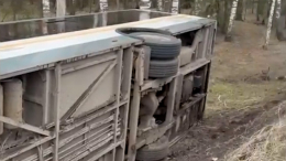 В Подмосковье автобус улетел в кювет и опрокинулся