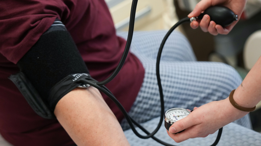 Барическая пропасть: почему весной скачет давление, и часто болит голова