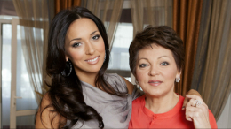 «Очень молодо выглядит»: Алсу похвасталась естественной красотой своей мамы