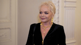 Долина вышла на красную дорожку с ключом от квартиры на шее