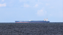 Прорвал блокаду? Иранский супертанкер опозорил США