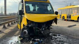 Снесло полмашины: иномарка вылетела на встречку и влетела в полный автобус в Ярославле