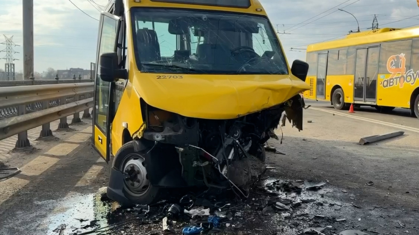 Снесло полмашины: иномарка вылетела на встречку и влетела в полный автобус в Ярославле