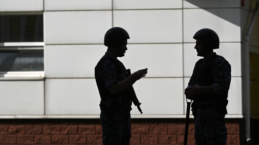 В Чите здание школы оцепили из-за подозрительного предмета