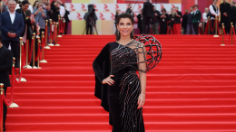 Быть шутом: Екатерину Волкову возмутил полуголый наряд одной из гостей ММКФ