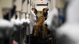 От ласт до чайного сервиза: что забывают пассажиры в поездах дальнего следования