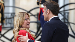 «Интересно!» — Макрон смутил Мелони «слишком теплым» объятием