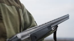 Полиция ведет переговоры: открывший стрельбу в Киеве мужчина укрылся в супермаркете