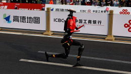 В Китае робот пробежал полумарафон и побил мировой рекорд человека