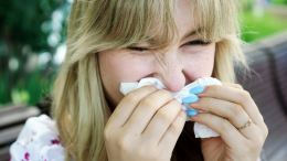 Лучше по одной: ЛОР предупредила об опасности сморкания двумя ноздрями