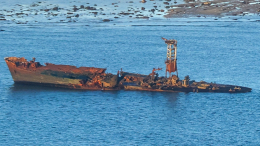 Спасение экологии: на Чукотке пять судов поднимут с 12-метровой глубины