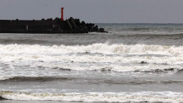 Первая волна цунами пришла к побережью Японии