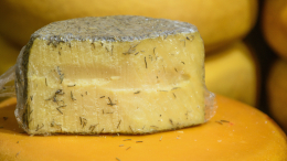 Выдержанный рекорд: в США продали самый старый съедобный сыр