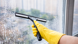 Картофельные очистки и луковая шелуха: как и чем помыть окна без разводов