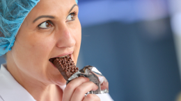 Диетологи бьют тревогу: названа скрытая угроза протеиновых батончиков