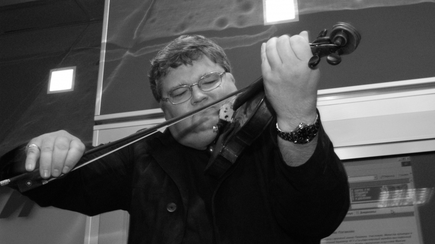 Музыкант Сергей Стадлер умер в самолете Петербург–Стамбул, севшем в Румынии