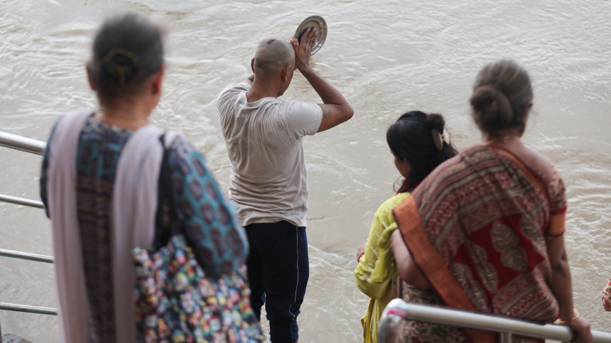 Родители держали сына в&nbsp;реке 12 часов, чтобы вылечить после укуса змеи