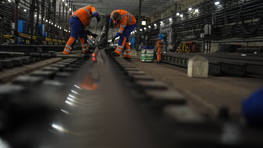 «Работают над восстановлением»: пресс-служба московского метро про остановку движения на красной ветке