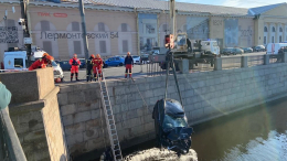 Легковушка пробила забор и ушла под воду в Обводном канале Петербурга