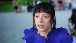 «Предложил авторитетный музей»: Катя IOWA пишет картину