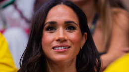 «Елизавета перевернулась в гробу»: Маркл снова в центре скандала с больными детьми