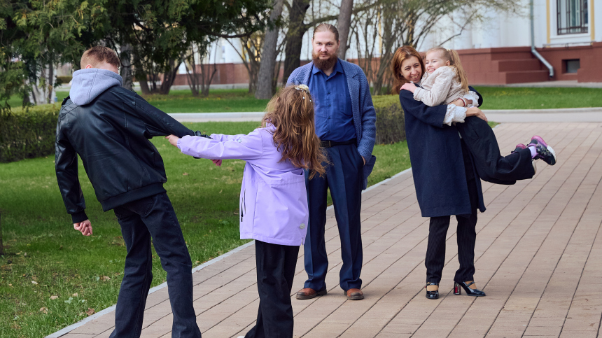 Путин назвал поддержку демографии и многодетных семей приоритетом для России