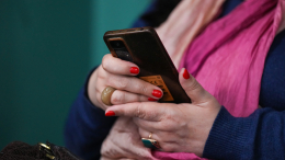 Тысячи бактерий у лица: почему смартфон оказался грязнее унитаза