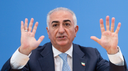 Активист с краской атаковал сына свергнутого иранского шаха Резу Пехлеви