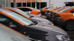 Водитель каршеринга сбил двух пешеходов в Москве