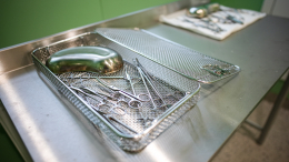 Врача, пострадавшего в результате нападения мужчины с ножом, прооперировали