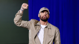 Вдохновляет миллионы: рэпер Эминем отпраздновал 18 лет трезвости и показал жетон