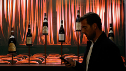 Гости украли бутылки вина во время стрельбы на приеме с Трампом