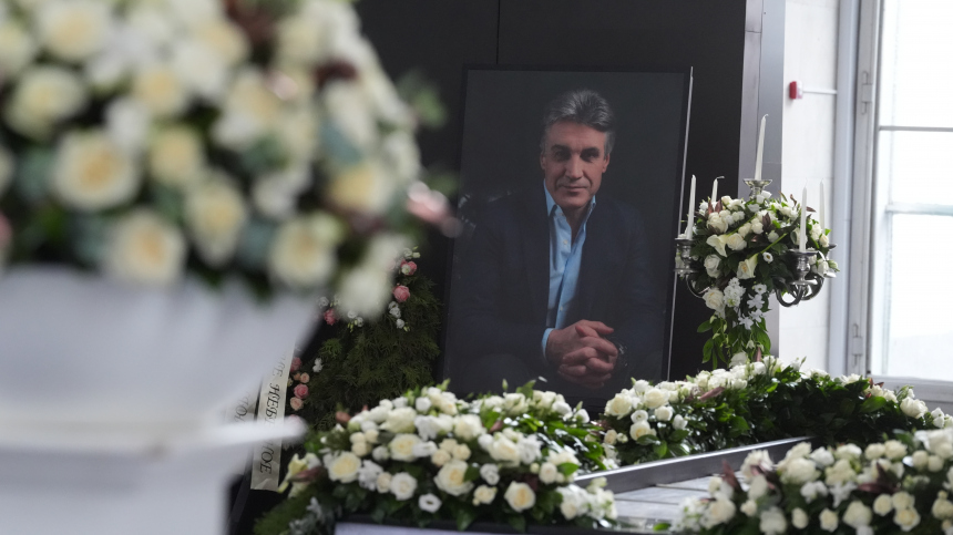 На Троекуровском кладбище началось прощание с журналистом Алексеем Пимановым