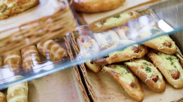 Неполезный перекус: чем опасны сосиски в тесте и беляши