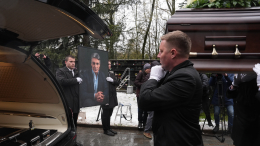 Друзья льют слезы: в Москве проводили в последний путь Алексея Пиманова