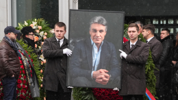 На Троекуровском кладбище похоронили телеведущего Алексея Пиманова