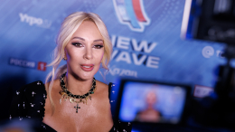 Застряла на горке: муж Кудрявцевой высмеял сорвавшуюся с диеты жену на отдыхе