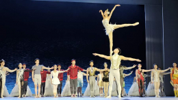 «Лебедь» взлетел в Мариинке: китайский театр привез в Петербург балет на плечах