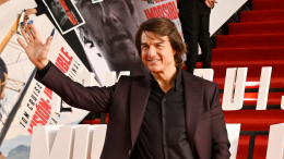 Искра между ними: Тома Круза заподозрили в романе со звездой «Спасателей Малибу»