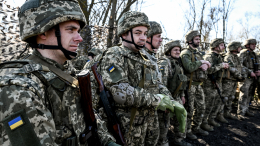 Украинкам в деревнях приходится выполнять тяжелую работу из-за отсутствия мужчин